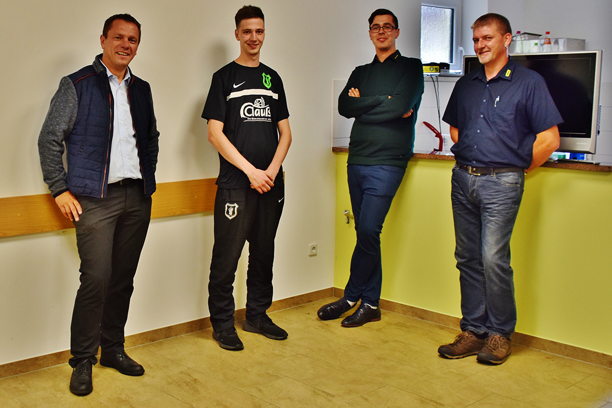 Uebergabe Trikots SV Muelsen St Niclas